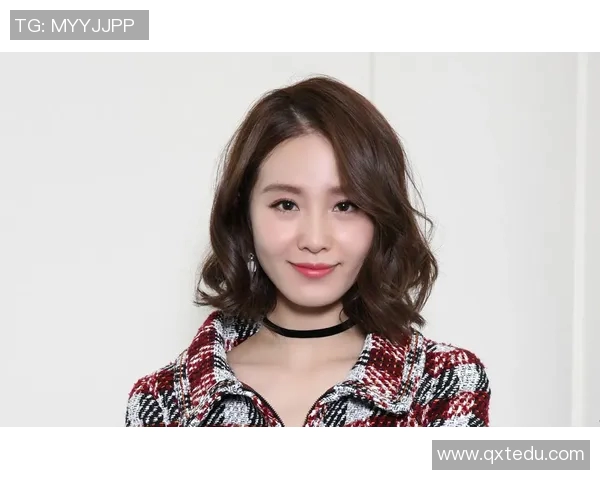 足球明星展现独特风格肩膀内扣造型图片解析与时尚解读